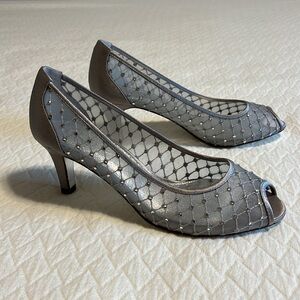 Adrianna Papell NWT Jamie peep toe heels, mesh w rhinestones, silver women’s 6M